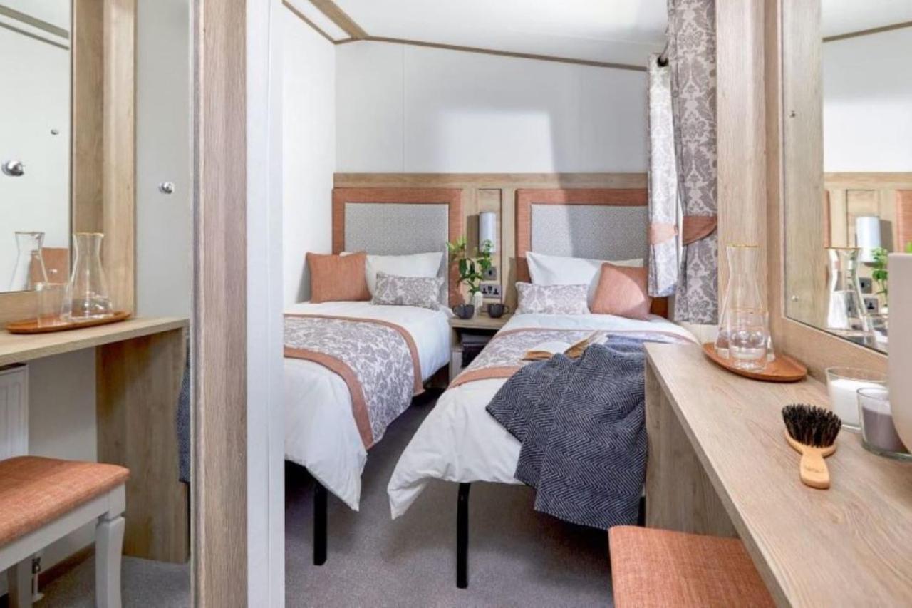 Captivating Bluebell Lodge 2-Bed Cotswolds Caravan Cirencester Dış mekan fotoğraf