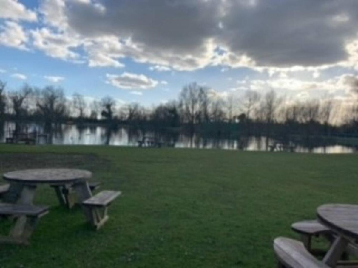 Captivating Bluebell Lodge 2-Bed Cotswolds Caravan Cirencester Dış mekan fotoğraf