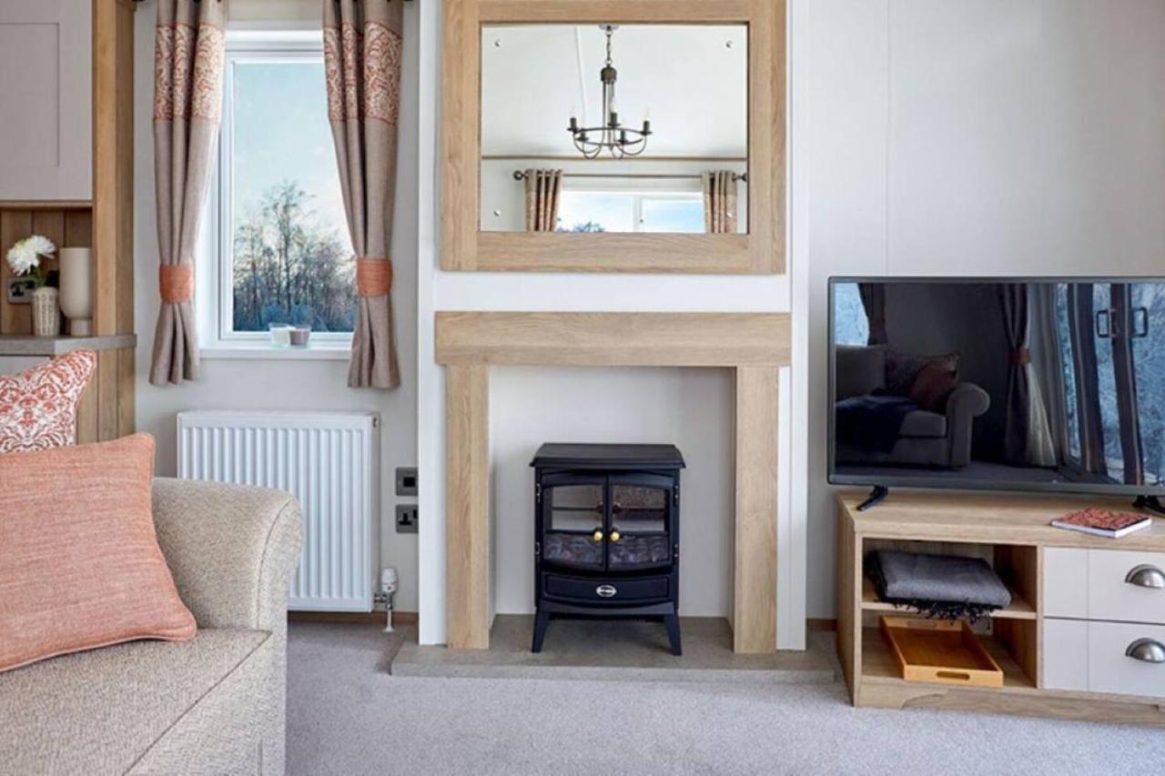 Captivating Bluebell Lodge 2-Bed Cotswolds Caravan Cirencester Dış mekan fotoğraf